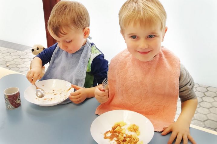 2 Kinder beim Mittagessen